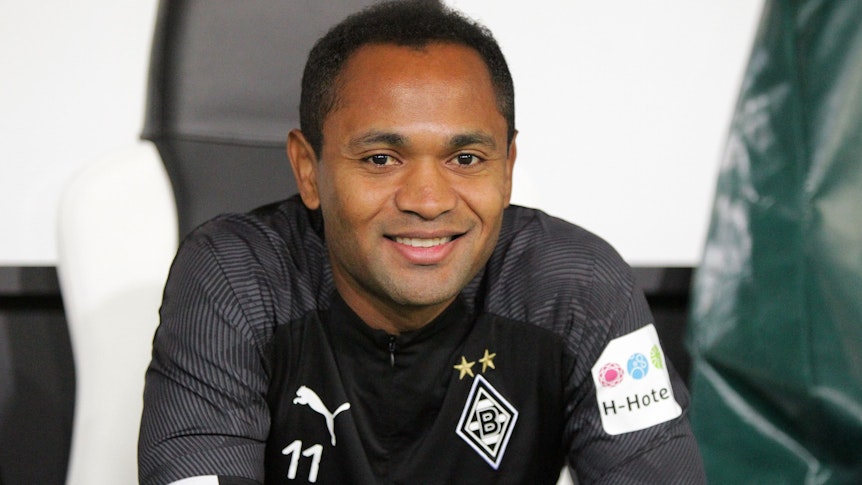 Raffael Caetano de Araújo, ehemaliger Spieler von Fußball-Bundesligist Borussia Mönchengladbach, hat mit FK Pohronie einen neuen Klub gefunden. Auf diesem Foto ist der Offensivspieler am 19. September 2019 im Borussia-Park zu sehen. Raffael sitzt auf der Bank und lächelt in die Kamera.