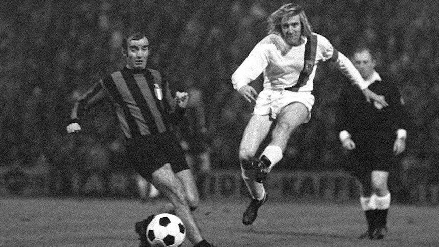 Günter Netzer beim Torschuss während des 7:1-Sieges von Borussia Mönchengladbach am 20. Oktober 1971 auf dem Bökelberg gegen Inter Mailand.