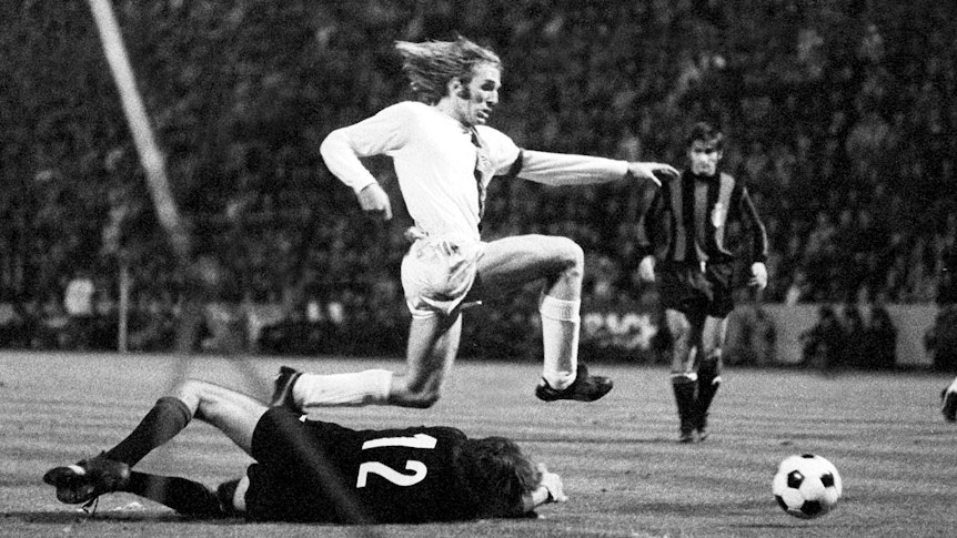 Welt- und Europameister Günter Netzer macht am 20. Oktober 1971 beim 7:1 von Borussia Mönchengladbach im Europapokal der Landesmeister gegen Inter Mailand auf dem Bökelberg eines seiner besten Spiele im Trikot der Fohlen-Elf. In dieser Szene legt Netzer den Ball am Torhüter vorbei.