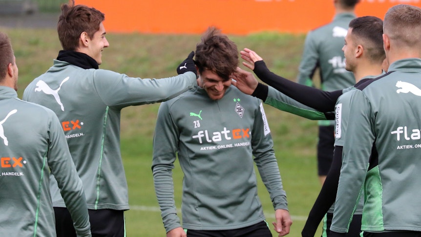 Nationalspieler Jonas Hofmann ist am Mittwoch (20. Oktober 2021) im Borussia-Park ins Mannschafts-Training von Fußball-Bundesligist Borussia Mönchengladbach eingestiegen. Seine Team-Kollegen verpassen Hofmann einen Satz heiße Ohren.