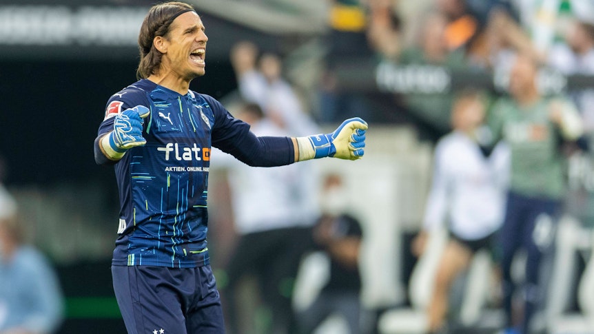 Torwart Yann Sommer von Borussia Mönchengladbach jubelt beim Match gegen Borussia Dortmund am 25.09.2021 im Borussia-Park.