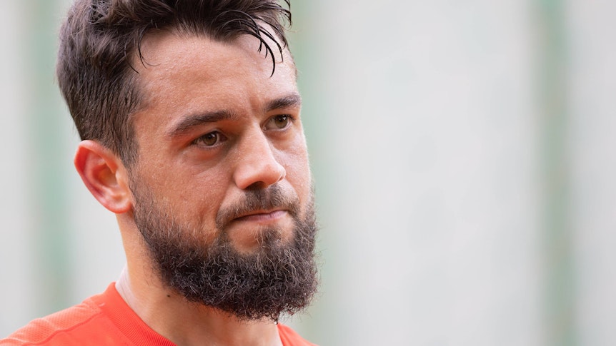 Amin Younes, Ex-Spieler von Borussia Mönchengladbach, schaut bei einer Trainingseinheit von Eintracht Frankfurt am 4. August 2021 skeptisch in die Kamera.