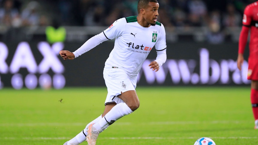 Borussia-Stürmer Alassane Plea beim Bundesliga-Spiel gegen den VfB Stuttgart am 16. Oktober 2021 im Borussia-Park am Ball.