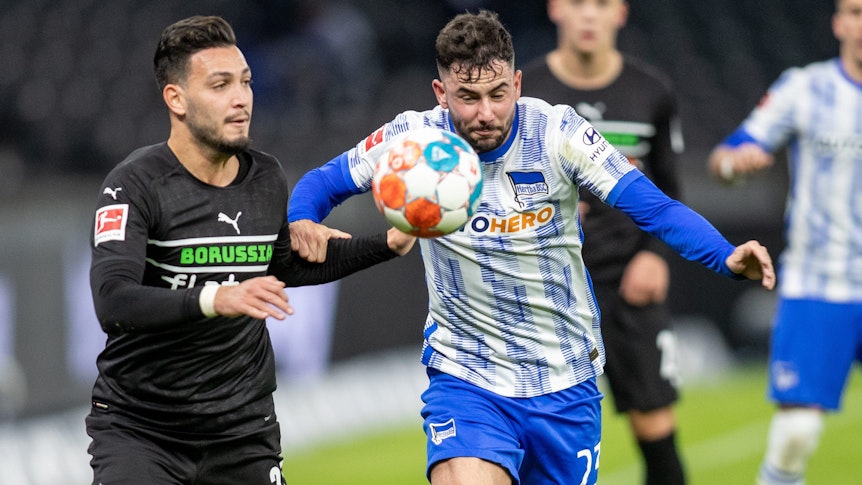 Am 9. Bundesliga-Spieltag tritt Borussia Mönchengladbach zum Top-Spiel bei Hertha BSC im Berliner Olympiastadion an. Das Foto zeigt Gladbachs Ramy Bensebaini im Zweikampf mit Herthas Marco Richter.
