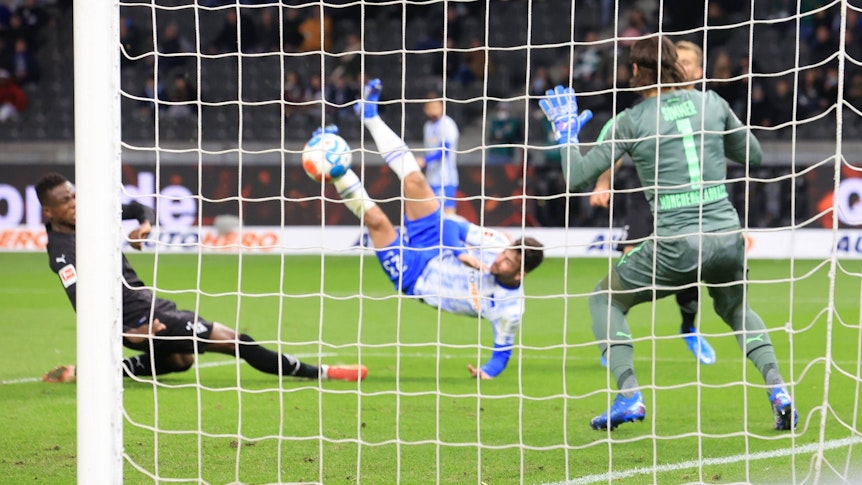 Yann Sommer (r.), Torhüter der Gladbacher Borussia, kann den Schuss von Marco Richter (M.) nicht abwehren im Bundesliga-Topspiel am Samstag (23. Oktober 2021) im Olympiastadion. Zakaria (l.) kommt zu spät.