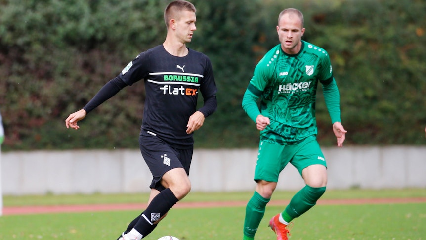 Torben Müsel (l.), Spieler der U23 von Borussia Mönchengladbach, im Regionalliga-Duell mit Patrick Kurzen (r.) von SV Rödinghausen am Samstag (23. Oktober 2021) im Rheydter Grenzlandstadion. Müsel hat den Ball am rechten Fuß.
