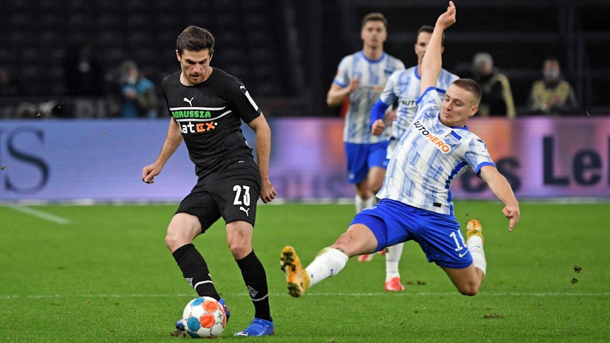 Nationalspieler Jonas Hofmann (l.), bei Fußball-Bundesligist Borussia Mönchengladbach unter Vertrag, im Duell (23. Oktober 2021) mit Santiago Ascacibar (r.) von Hertha BSC im Olympiastadion.