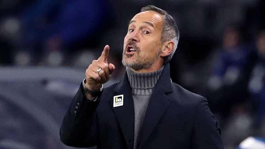 Cheftrainer Adi Hütter von Fußball-Bundesligist Borussia Mönchengladbach bei der 0:1-Niederlage seiner Mannschaft am Samstag (23. Oktober 2021) im Berliner Olympiastadion. Hütter gestikuliert.