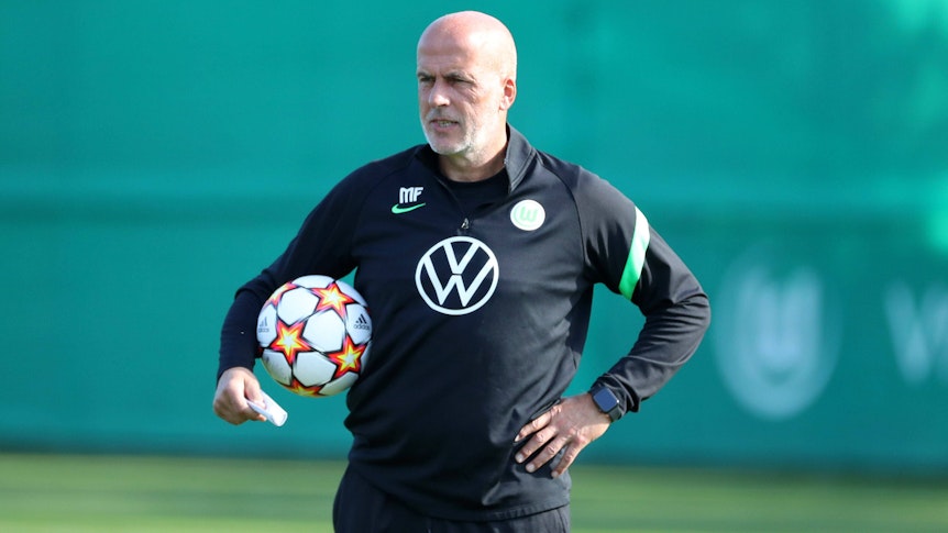 Der gebürtige Gladbacher Michael Frontzeck ist seit Montag (25. Oktober 2021) neuer Cheftrainer bei Fußball-Bundesligist VfL Wolfsburg. Auf diesem Foto ist Frontzeck am 28. September 2021 zu sehen. Frontzeck hält einen Ball im rechten Arm.