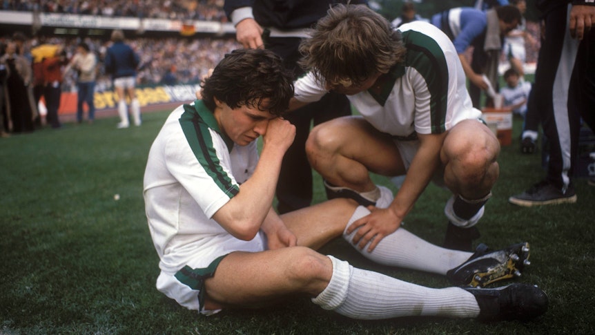 So hat alles angefangen: Lothar Matthäus (l.) verschießt für Borussia Mönchengladbach am 31. Mai 1984 im Pokalfinale gegen Bayern München im Elfmeterschießen, am Ende holen sich die Münchner in Frankfurt den Titel. Matthäus muss von Uli Borowka (r.) getröstet werden.