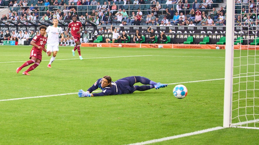 Gladbach-Torhüter Yann Sommer im Bundesliga-Duell mit dem FC Bayern München am 13. August 2021 im Borussia-Park. Sommer schaut dem Ball hinterher.