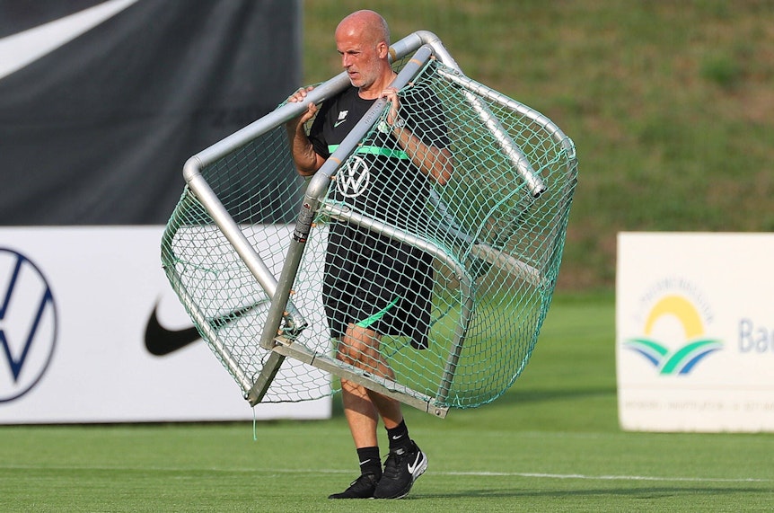 Der gebürtige Gladbacher Michael Frontzeck, hier zu sehen am 18. Juli 2021, ist nicht mehr Trainer beim Fußball-Bundesligisten VfL Wolfsburg. Frontzeck trägt zwei Mini-Tore.
