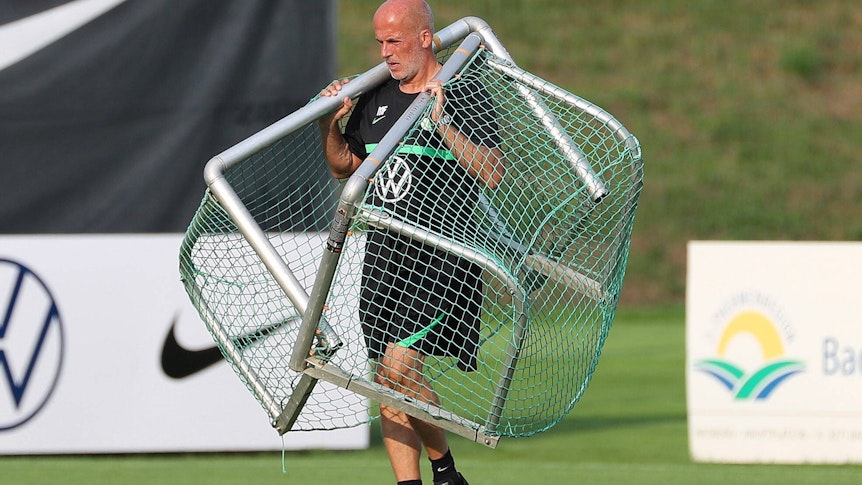 Michael Frontzeck, ehemaliger Trainer und Spieler von Borussia Mönchengladbach, im Trainingslager des VfL Wolfsburg am 18. Juli 2021 beim Tragen von Mini-Toren.