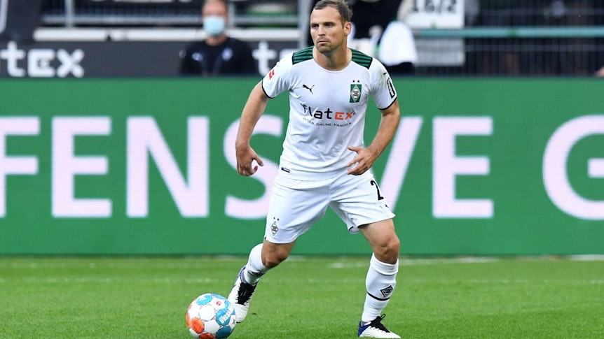 Gladbach-Verteidiger Tony Jantschke am Ball beim Bundesliga-Spiel gegen Borussia Dortmund am 25. Juni 2021 im Borussia-Park.