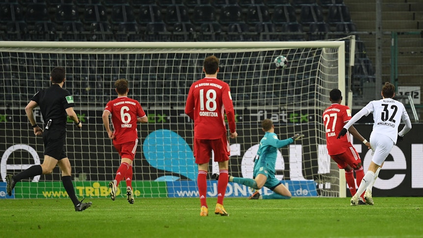 Peng – und der Ball ist drin. Am 8. Januar 2021 gewinnt Borussia Mönchengladbach das Bundesliga-Duell gegen Bayern München mit 3:2. In dieser Szene gelingt Nationalspieler Florian Neuhaus (r.) der Siegtreffer im Borussia-Park. Bayern-Torhüter Manuel Neuer schaut dem Ball chancenlos hinterher.
