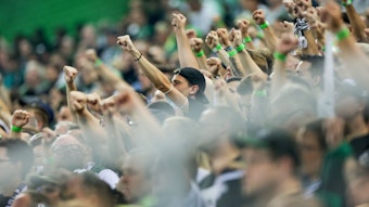 Fans in der Nordkurve im Borussia-Park am 12. September 2021. Nach einem 0:6 von Borussia Mönchengladbach im Heimspiel gegen den SC Freiburg (5. Dezember) hat sich das Fanprojekt kritisch zu Wort gemeldet. Auf diesem Bild sind Fans zu sehen, die ihre Mannschaft anfeuern.
