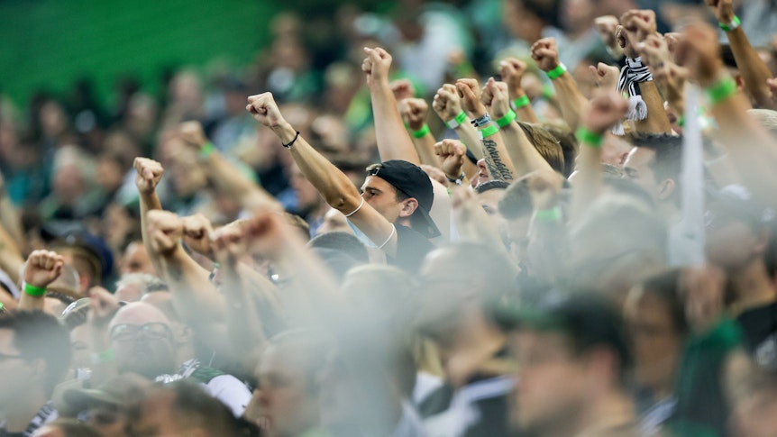Fans von Fußball-Bundesligist Borussia Mönchengladbach in der Nordkurve im Borussia-Park, auf diesem Foto am 12. September 2021 zu sehen. Die Anhänger feuern ihre Mannschaft an.