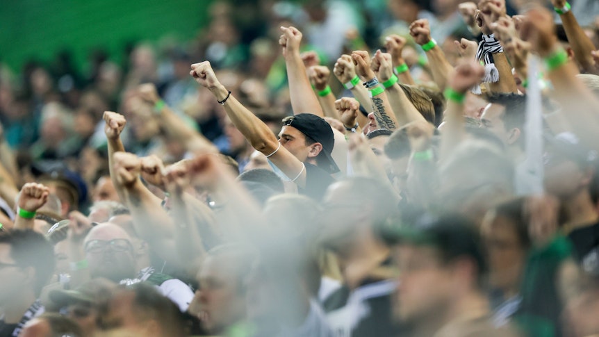 Die Fans in der Gladbacher Nordkurve bejubeln am 12. September 2021 im Borussia-park ihre Mannschaft beim Spiel gegen Arminia Bielefeld.
