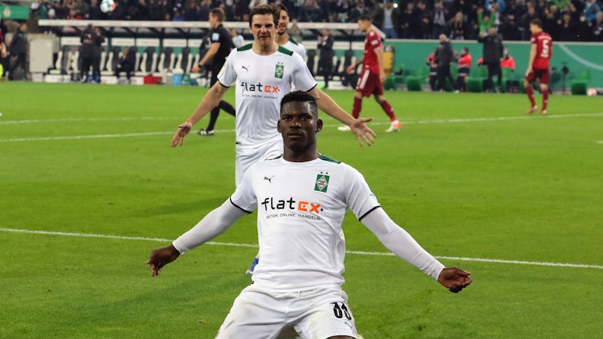 Gladbach-Stürmer Breel Embolo (vorne) bejubelt eines seiner beiden Tore beim furiosen Pokalsieg der Fohlen-Elf gegen Bayern München am 27. Oktober 2021 im Borussia-Park.