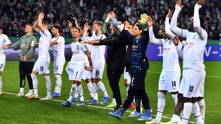 Die Mannschaft von Borussia Mönchengladbach feiert mit den Fans aus der Nordkurve den historischen 5:0-Sieg im DFB-Pokal gegen Bayern München.