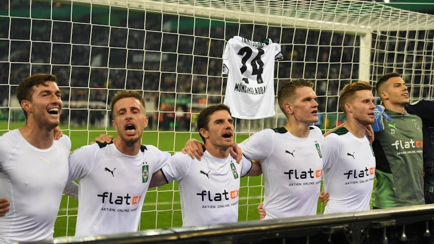 Nach dem 5:0-Sieg gegen Bayern München in der 2. Runde des DFB-Pokals am 27. Oktober 2021 feierten die Gladbacher Spieler vor dem Fanblock im Borussia-Park. Am Tornetz hängten sie das Trikot des verletzten Tony Jantschke auf.