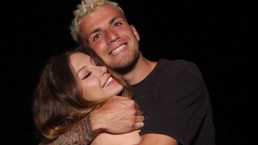 Jordan Beyer (r.) von Borussia Mönchengladbach und Freundin Julietta Malina haben sich nach über drei Jahren Beziehung getrennt. Das Foto zeigt das ehemalige Paar in inniger Umarmung.