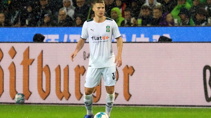 Innenverteidiger Nico Elvedi am Ball beim Bundesliga-Spiel zwischen Borussia Mönchengladbach und dem VfL Bochum am Sonntag (31. November) im Borussia-Park.)