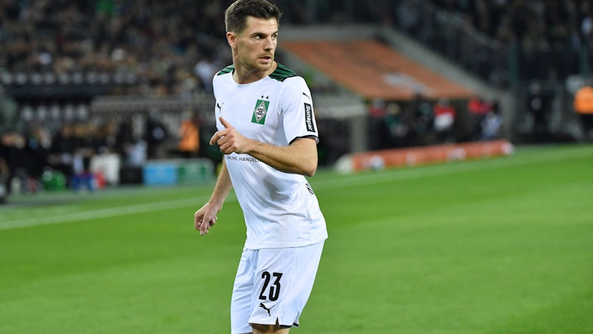 Jonas Hofmann von Borussia Mönchengladbach, hier am 31. Oktober 2021, läuft im Spiel gegen den VfL Bochum und blickt sich um.
