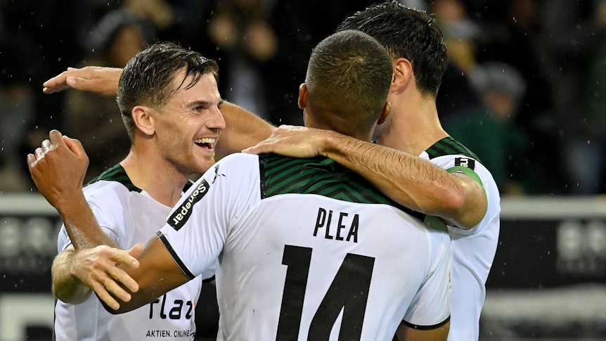 Jonas Hofmann (l.) umarmt lachend Alassane Plea und Lars Stindl (r.), alle von Borussia Mönchengladbach, am 31. Oktober 2021, im Bundesligaspiel gegen den VfL Bochum.