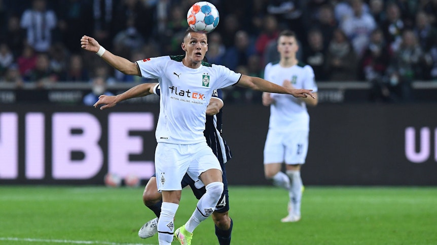 Hannes Wolf von Borussia Mönchengladbach während eines Kopfballs am 31. Oktober 2021 im Bundesligaspiel gegen den VfL Bochum.