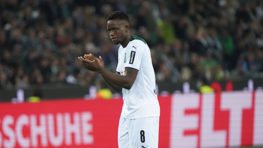 Denis Zakaria von Borussia Mönchengladbach klatscht im Heimspiel der Gladbacher am 31. Oktober 2021 in die Hände.