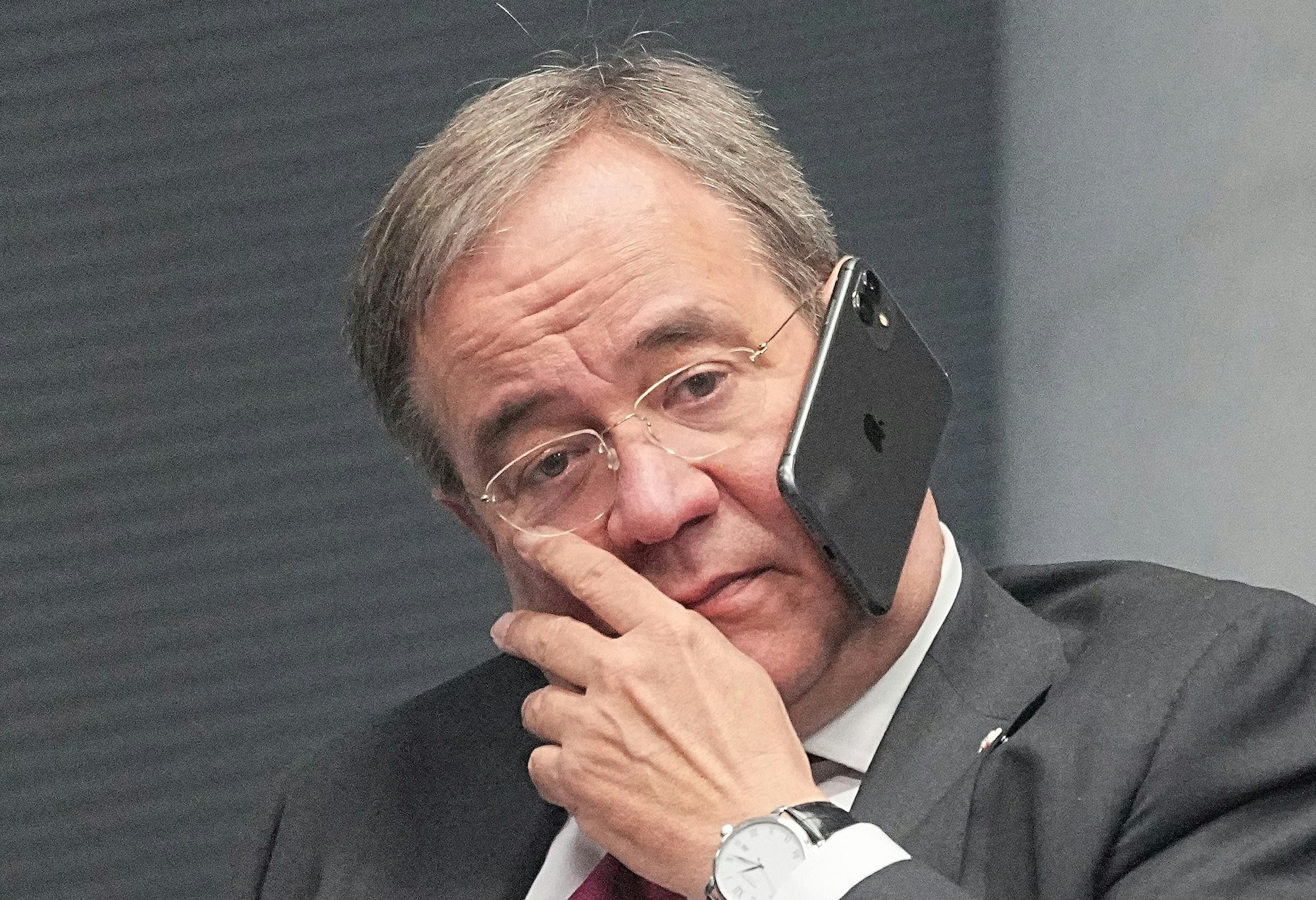 Bei der konstituierenden Sitzung des neuen Bundestags am 26. Oktober hat Armin Laschet telefoniert – ohne Hände. Das Foto sorgt für einige Fragezeichen.