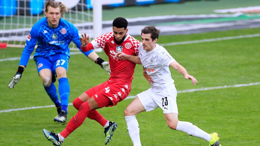 Jonas Hofmann (r.) von Borussia Mönchengladbach im Zweikampf mit Jerry St. Juste von Mainz 05 im Bundesligaduell am 20. Februar 2021.
