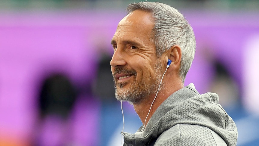 02.10.2021, Gladbachs Trainer Adi Hütter lächelt vor dem Spiel beim VfL Wolfsburg im Stadion.