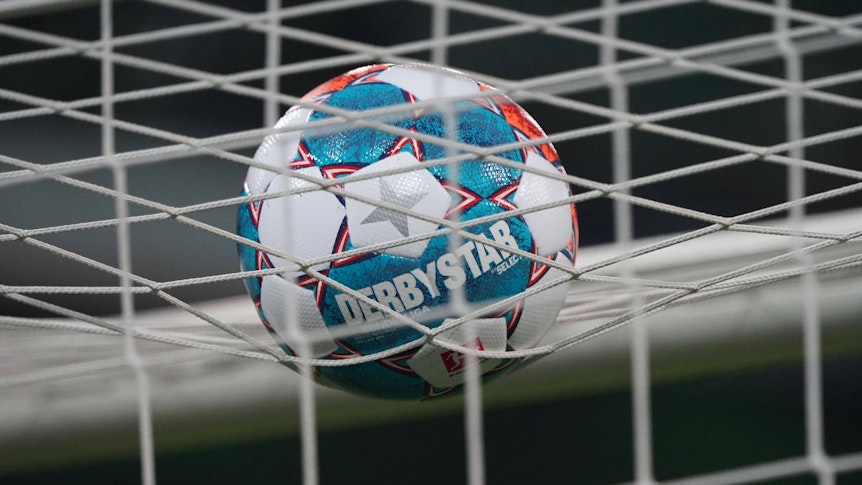 Ein Fußball im Tornetz am 31. Oktober 2021.