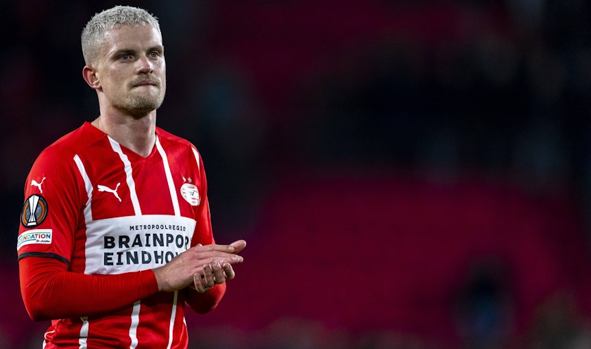 Philipp Max PSV am 21. Oktober 2021 nach dem Europa-League-Match zwischen PSV Eindhoven und AS Monaco klatschend.