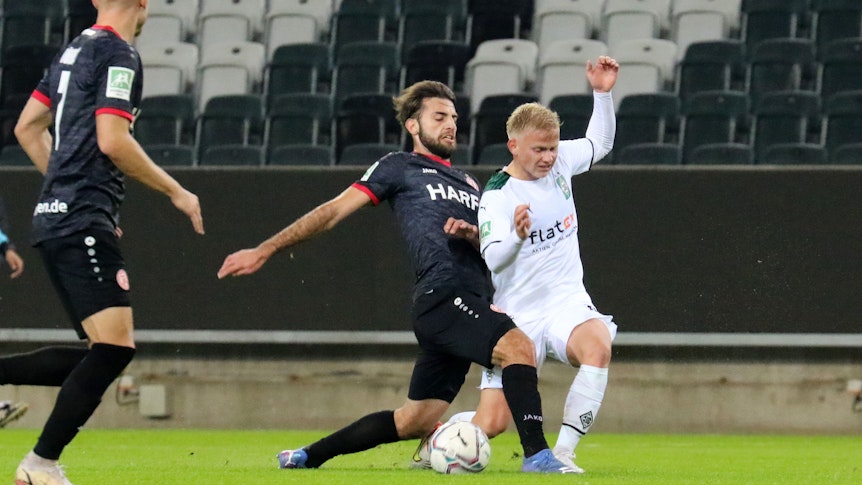 Per Lockl aus der U23 von Borussia Mönchengladbach im Zweikampf mit einem Spieler von RW Essen: Die junge VfL-Elf unterlag am 15. Spieltag der Regionalliga West am Freitagabend (5. November) dem Tabellenführer aus dem Ruhrgebiet.