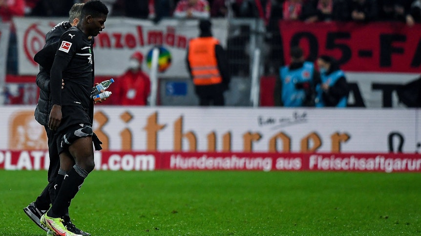 Breel Embolo von Borussia Mönchengladbach musste nach 30 Minuten beim Auswärtsspiel in Mainz am 5. November 2021 verletzt ausgewechselt werden.