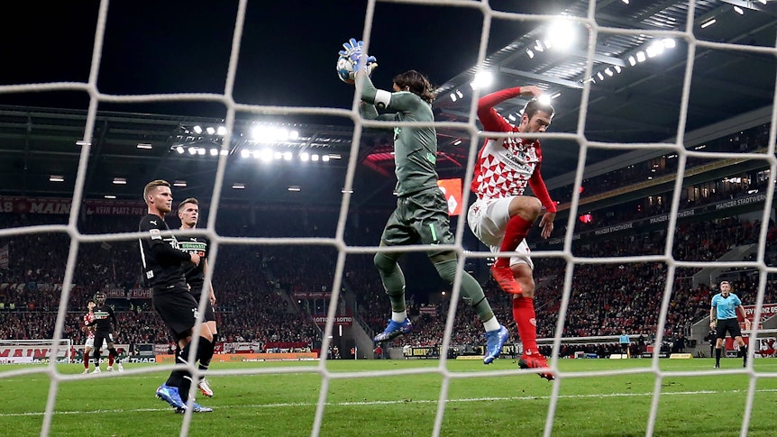 Von links nach rechts: Borussia Mönchengladbachs Torwart Yann Sommer verhindert einen Schuss von Mainz-Spieler und Stefan Bell.