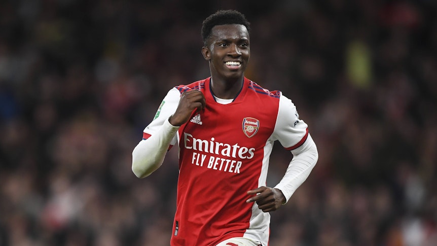 Eddie Nketiah vom FC Arsenal soll von Borussia Mönchengladbach umworben worden sein, nun hat er in London verlängert. Dieses Foto zeigt ihn am 26. Oktober 2021 beim Spiel gegen Leeds United. Nketiah jubelt über ein Tor.