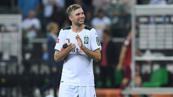 Christoph Kramer klatscht beim Bundesliga-Match gegen Bayern München am 13. August 2021 lächelnd in die Hände.