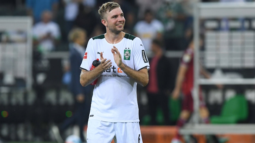 Christoph Kramer klatscht beim Bundesliga-Match gegen Bayern München am 13. August 2021 lächelnd in die Hände.