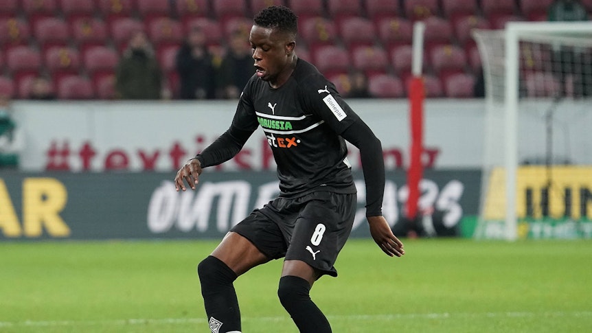 Denis Zakaria von Borussia Mönchengladbach, hier am 5. November 2021 im Bundesligaduell gegen Mainz 05 in einer Ballaktion.