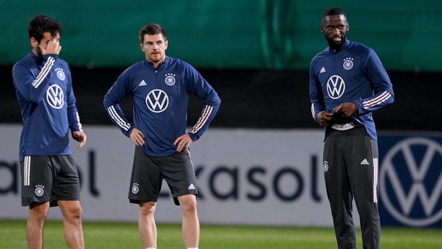 Ilkay Gündogan, Jonas Hofmann und Antonio Rüdiger stehen vor Beginn der Trainingseinheit auf dem Platz.