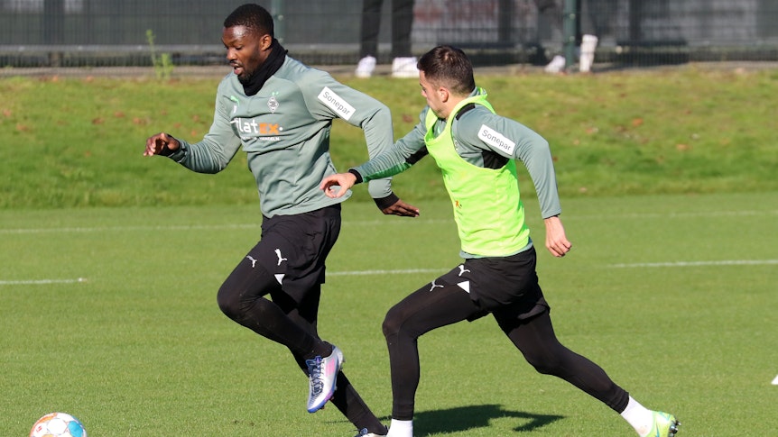 Marcus Thuram und László Bénes von Borussia Mönchengladbach im Zweikampf bei einer Trainingseinheit der Fohlen am 9. November 2021 im Borussia-Park.