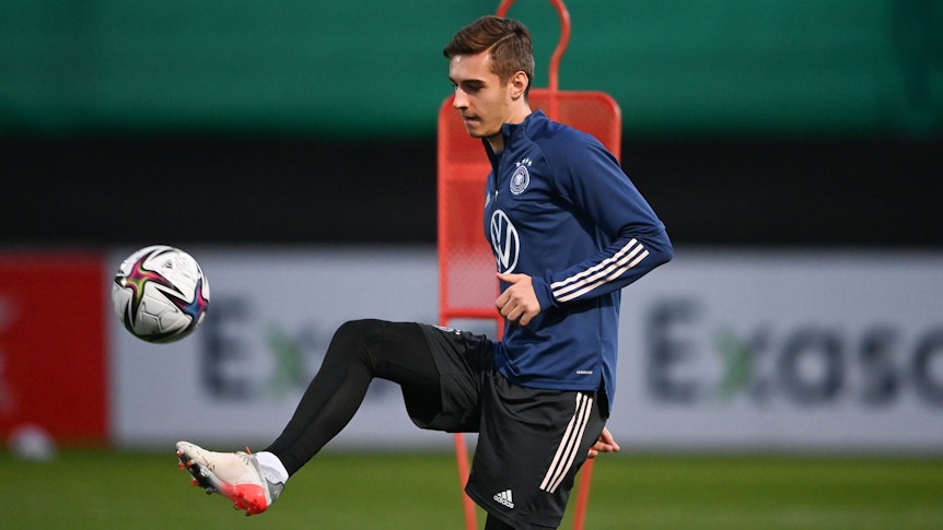 Florian Neuhaus wärmt sich mit dem Ball auf.