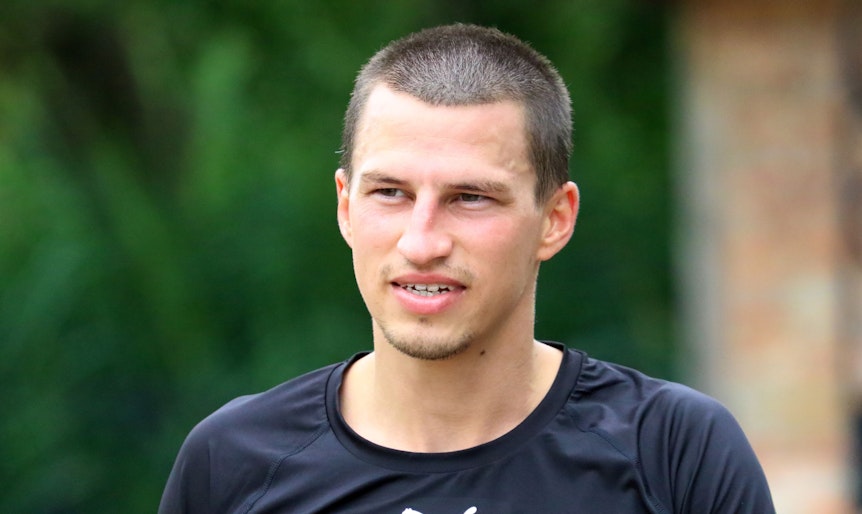Gladbach-Profi Stefan Lainer, hier am 21. Juli 2021 zu sehen, ist schwer erkrankt, Er schaut nach vorne.