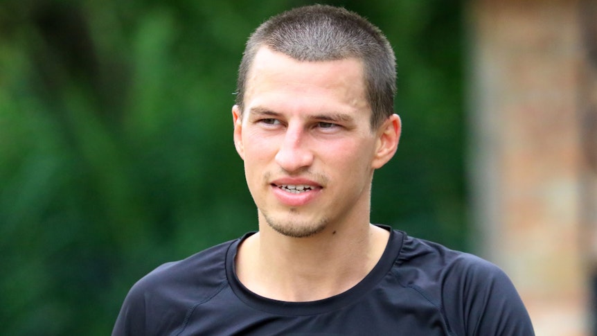 Verteidiger und Nationalspieler Stefan Lainer macht nach seinem Knöchelbruch weiter Fortschritte bei Fußball-Bundesligist Borussia Mönchengladbach. Auf diesem Foto ist der Österreicher am 21. Juli 2021 in Harsewinkel zu sehen. Lainer lächelt in die Kamera des Fotografen.