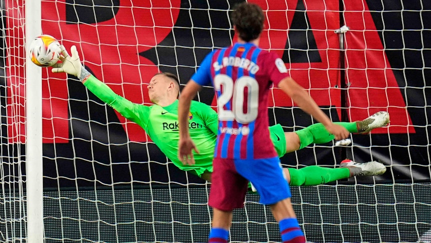 Barcelona-Torhüter Marc-André ter Stegen pariert im Duell gegen Rayo Vallecano einen Schuss von Radamel Falcao. Dieses Foto aus dem Vallecas-Stadion stammt vom 27. Oktober 2021. Ter Stegen springt in die Ecke des Tores.