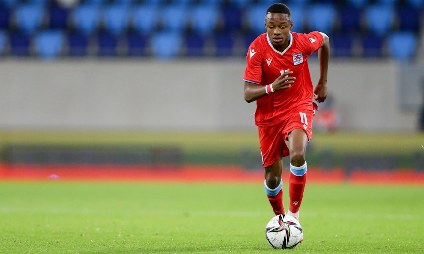Gladbach-Profi Yvandro Borges Sanches im Trikot der Nationalmannschaft von Luxemburg. Hier ist der Nationalspieler am 7. September 2021 zu sehen. Er kontrolliert den Ball.